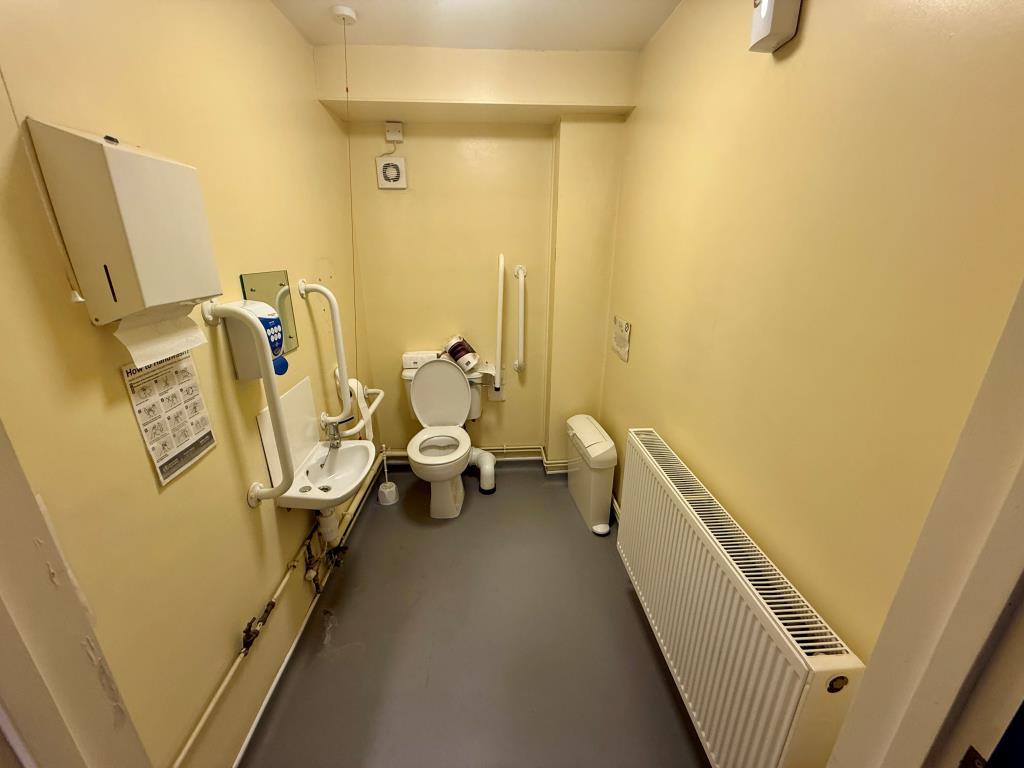 Lot: 58 - DOCTORS SURGERY WITH VACANT UPPER PARTS OFFERING POTENTIAL - Disabled W.C.